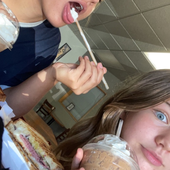 Meet your Posher, Liliana - Picture 1 of 1